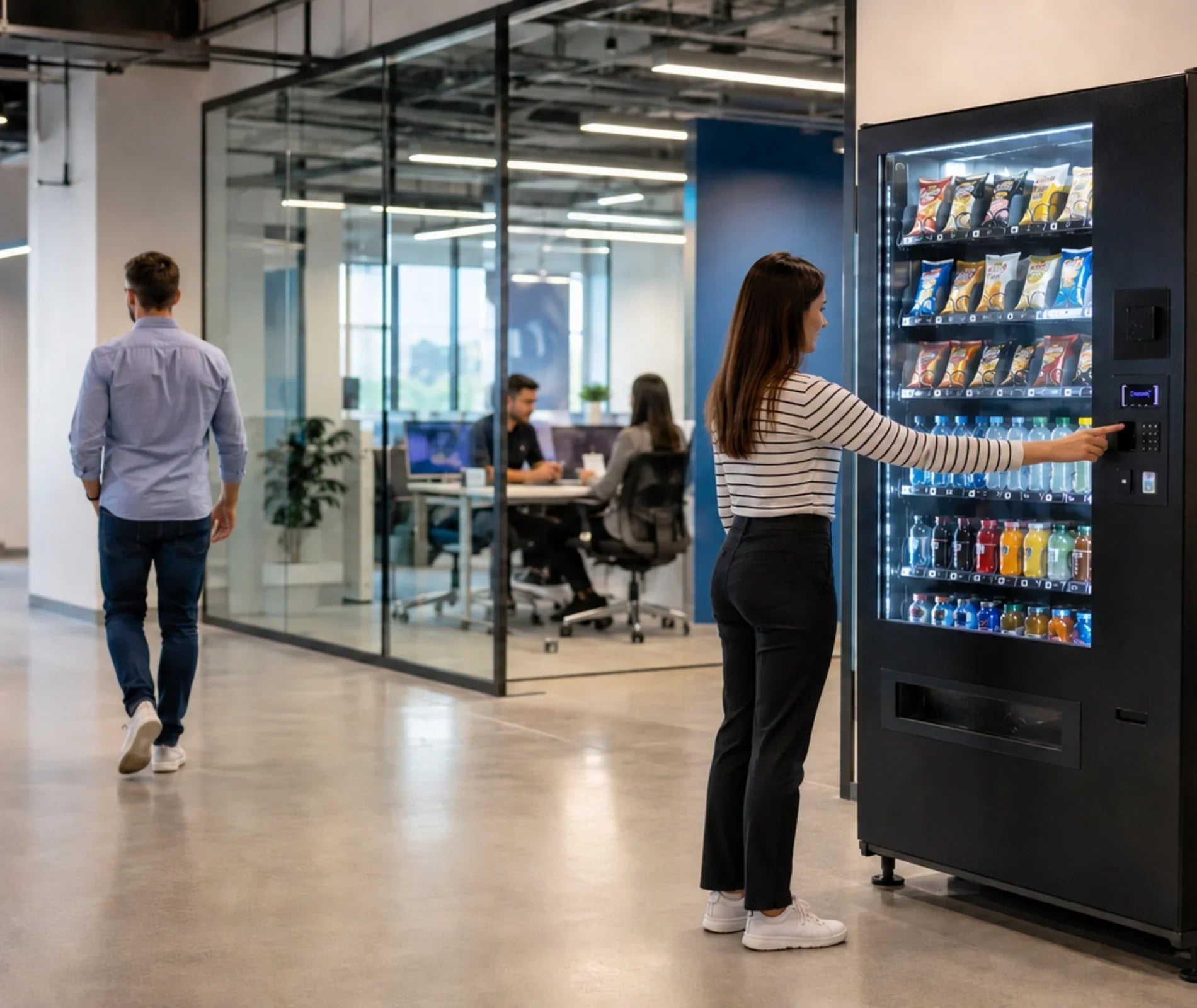 Máquina vending para empresas instalada en una oficina moderna en Colombia